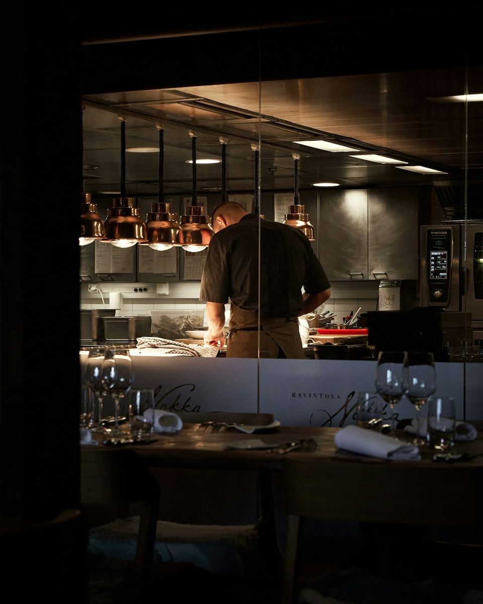 La cucina vista dal passe-vite, durante il servizio
