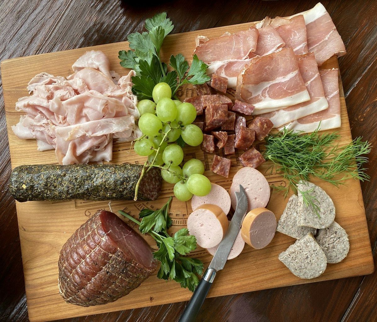 Tagliere di salumi e formaggi con il coltello