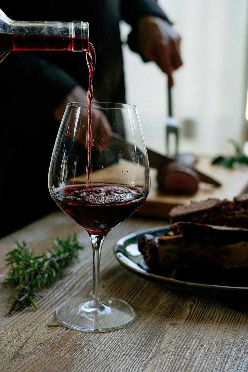 Bicchiere di lambrusco versato a tavola