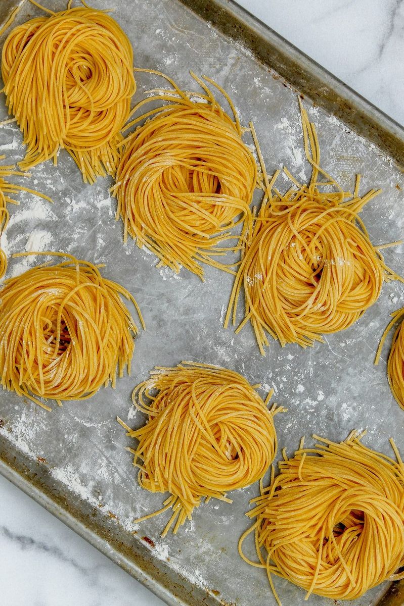 Nidi di tagliatelle fresche appena tagliate