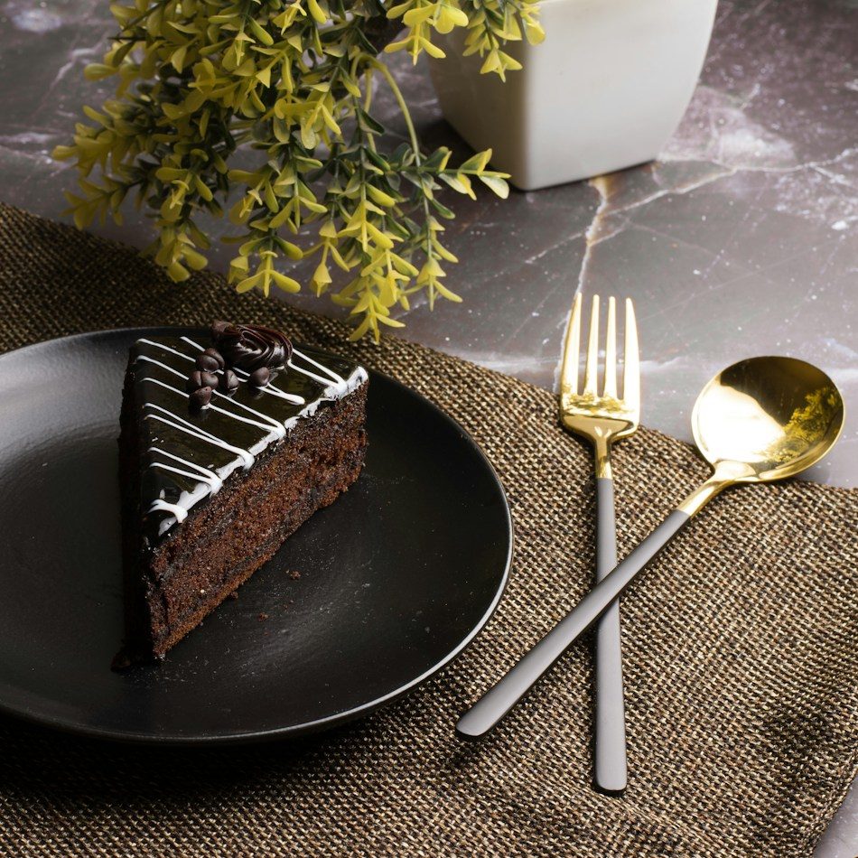 Fetta di torta al cioccolato fondente su un piatto scuro