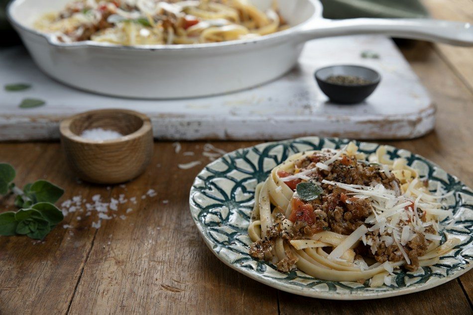 Piatto di tagliatelle condite con ragù e parmigiano